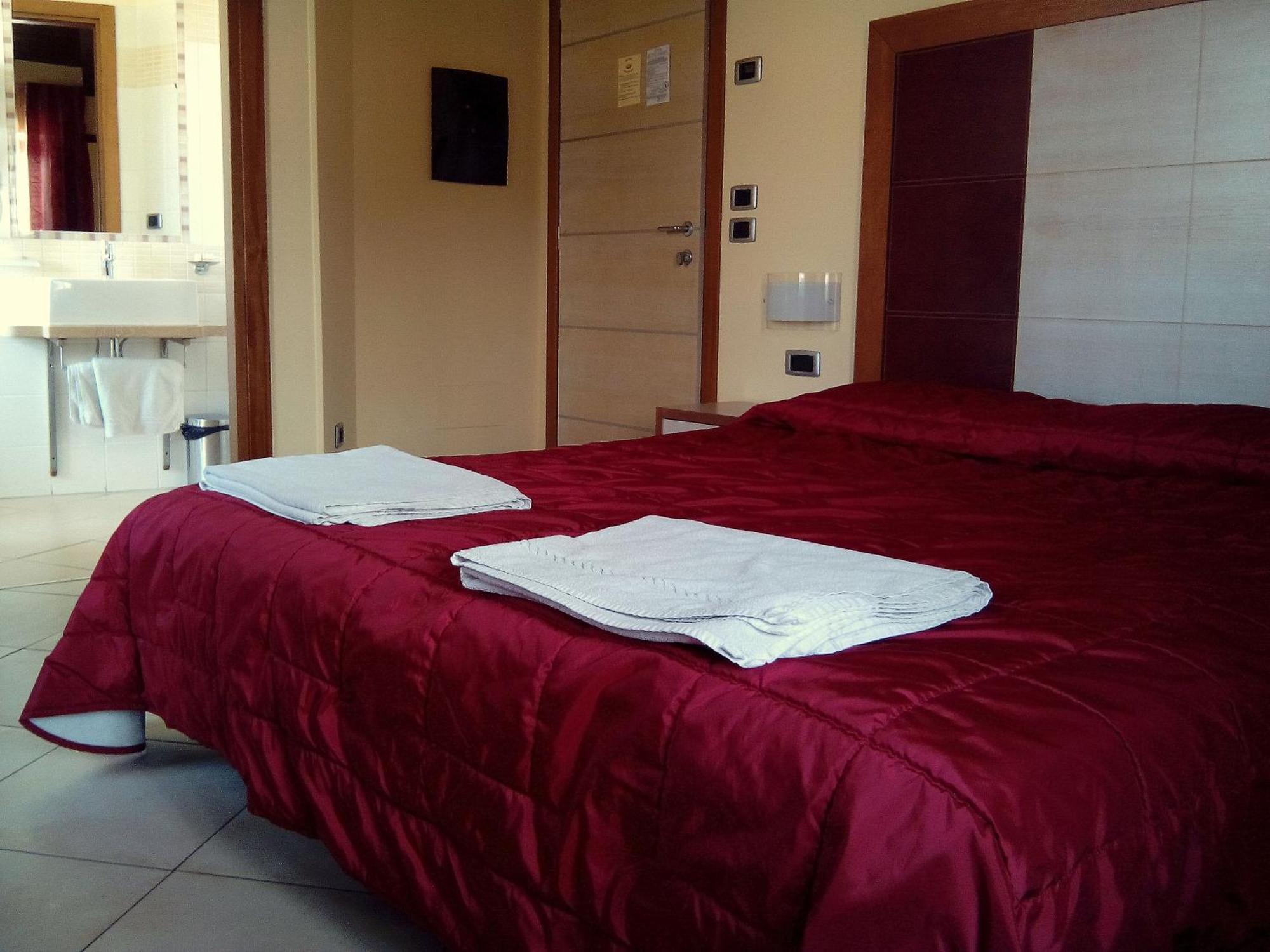 Hotel Conte Ruggero Serra San Bruno Habitación foto